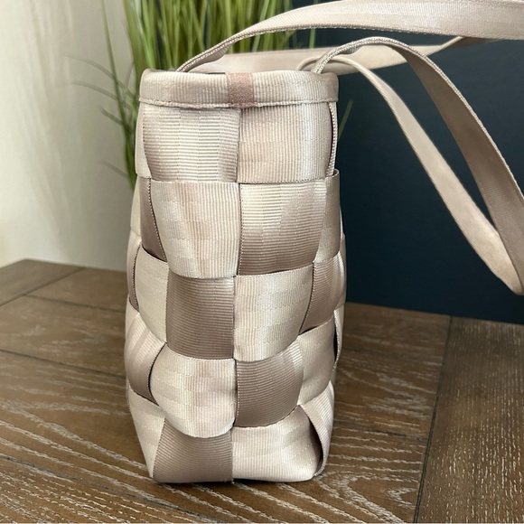 Harvey's Seatbelt Bags Large Tote Bag in Champagne - Picture 6 of 11